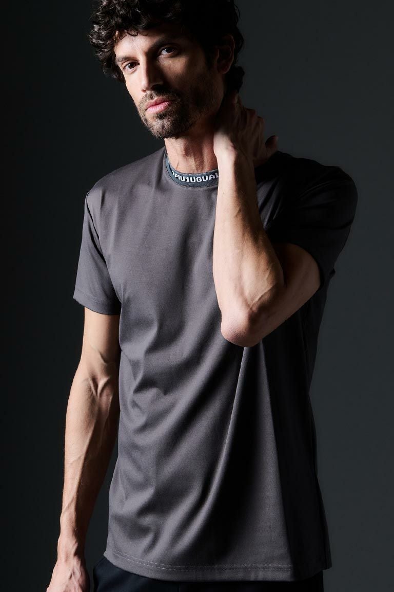 113 SPORT LIMITED COMFORT S/S TAG CREW［BLACK］ | VATOMCE